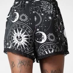 Cosmos Shorts KILLSTAR 11 Cosmos Shorts KILLSTAR -Finster Mode Haus killstar cosmos shorts astro print sonne mond sterne shorts gothic shorts gothic accessoires und geschenkideen killstar cosmos shorts 53518 1