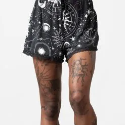 Cosmos Shorts KILLSTAR 9 Cosmos Shorts KILLSTAR -Finster Mode Haus killstar cosmos shorts astro print sonne mond sterne shorts gothic shorts gothic accessoires und geschenkideen killstar cosmos shorts 53518 4