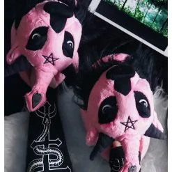 Dark Lord Plüsch Hausschuhe Rosa KILLSTAR -Finster Mode Haus killstar dark lord baphomet pluesch hausschuhe dark lord bubblegum slippers killstar geschenke und wohnaccessoires 50936 3