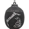 Metallica Black Album Christbaumkugel 2 Metallica Black Album Christbaumkugel -Finster Mode Haus metallica black album weihnachtskugel metallica black album hanging ornament 51080 01
